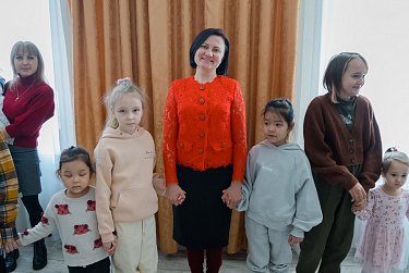 Подарки, новогодний спектакль, Дед Мороз и Снегурочка…